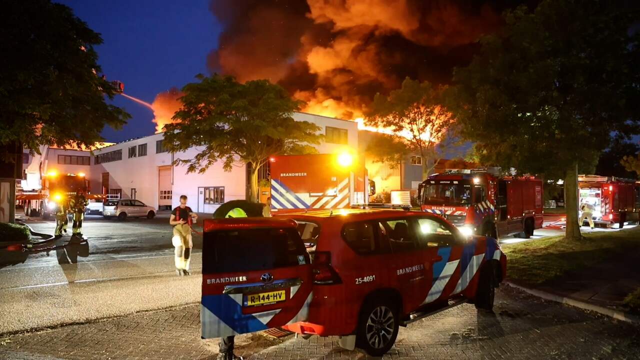 Video | Vlammen slaan uit dak van bedrijfspand in Almere bij grote brand