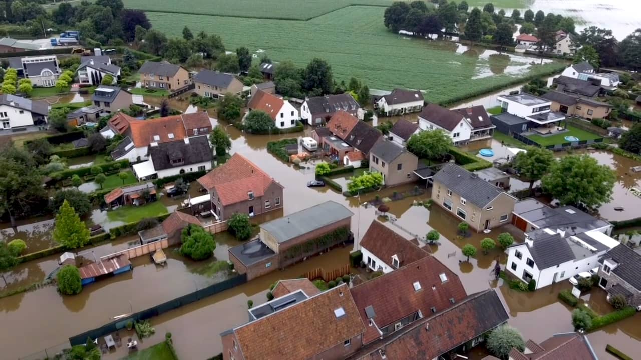 Beeld uit video: Drone filmt ondergelopen straten in Meerssen