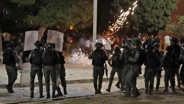 Het is de hele week onrustig rond de Al Aqsa-moskee. Ook vrijdagavond kwam het tot hevige confrontaties tussen moskeebezoekers en de Israëlische veiligheidstroepen.