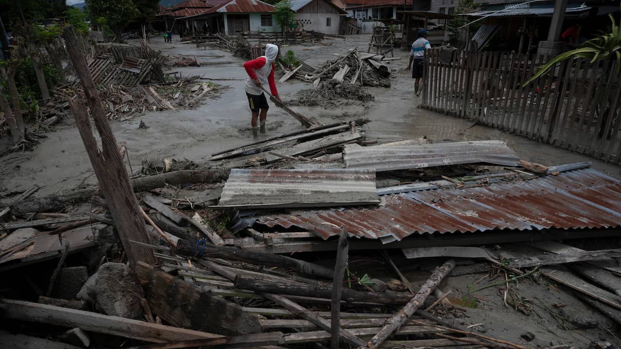 At least 21 dead and dozens missing after Indonesia landslides |  NOW