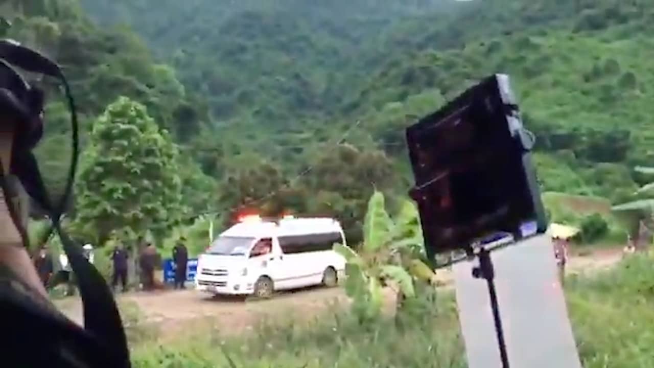 Beeld uit video: Ambulance vervoert eerste geredde kinderen naar ziekenhuis Thailand