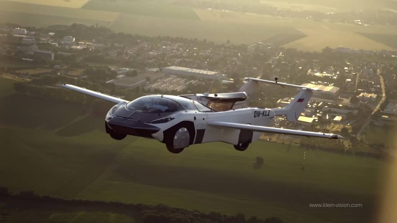 Beeld uit video: Vliegende auto AirCar maakt eerste vlucht tussen twee steden