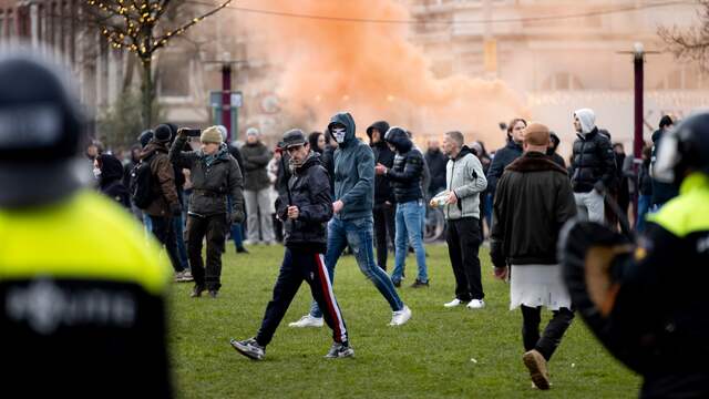 Volgens de gemeente zijn er onder demonstranten ook relschoppers die "duidelijk" uit zijn op "de confrontatie". De groep van naar schatting 200 tot 250 personen haalt onder meer stenen uit de straat en gooit die naar agenten. Enkele betogers dragen vechthandschoenen en hebben slagwapens en vuurwerk bij zich.
