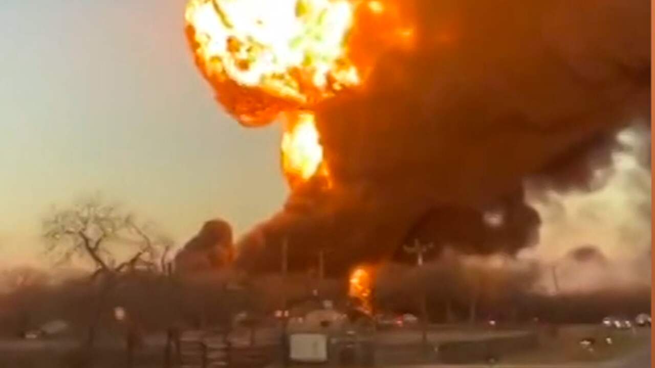 Beeld uit video: Grote explosie in Texas na botsing tussen trein en vrachtwagen