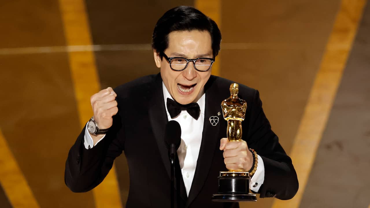 Ke Huy Quan wint Oscar voor Everything Everywhere All at Once | Films & Series