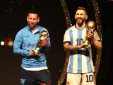 Messi maakt kennis met eigen standbeeld bij nieuwe huldiging