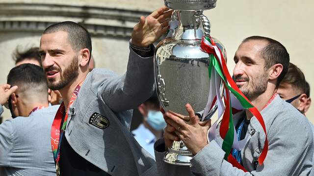 Ook Leonardo Bonucci, de Italiaanse doelpuntenmaker in de finale tegen Engeland, legt zijn hand op de beker.