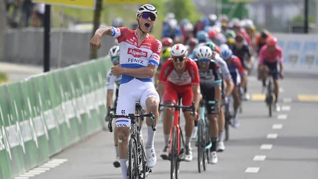 Mathieu van der Poel won de sprint in de derde etappe op overtuigende wijze.