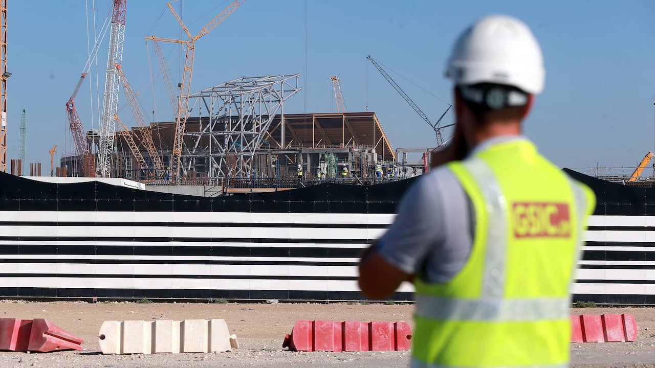 Beeld uit video: Waarom we niet exact weten of er 6.500 doden vielen bij bouw WK-stadions