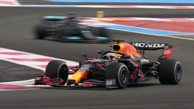 Max Verstappen nam zondag in de voorlaatste ronde de leiding over van Lewis Hamilton op Paul Ricard.