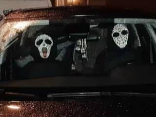 Politie Den Haag rukt uit voor hoofdsteun met Scream-masker