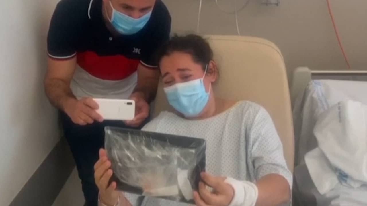 Beeld uit video: Spaanse coronapatiënte ziet haar baby voor het eerst via tablet