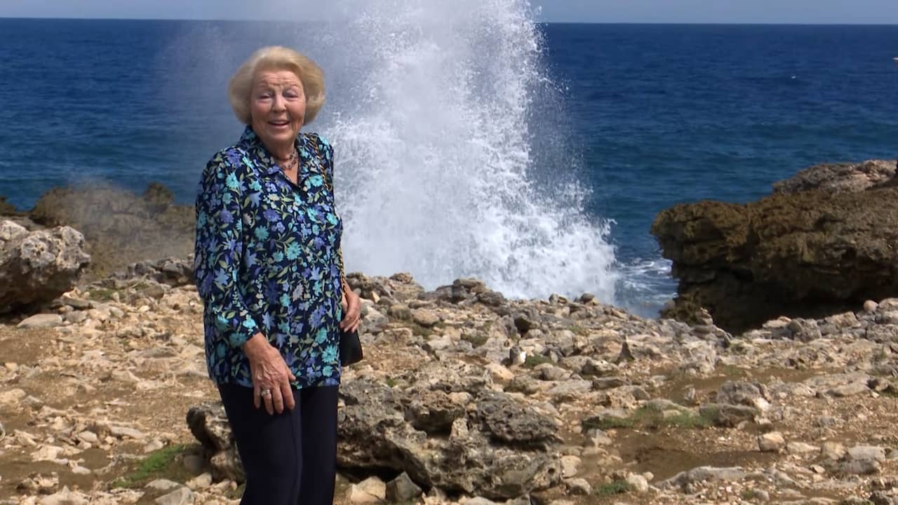 Image from video: Large wave appears behind Princess Beatrix during a visit to Curaçao