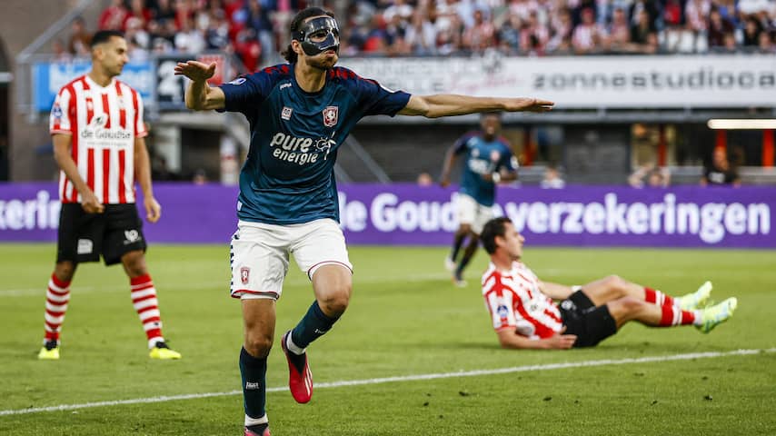 Gemaskerde held Zerrouki redt FC Twente: 'Ik hou dat ding komende tijd maar op'