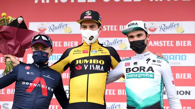 Wout van Aert op het podium met Tom Pidcock en Maximilian Schahmann.