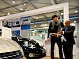 BREDA - Een klant krijgt uitleg bij een Volkswagen-dealer. Het Duitse autobedrijf heeft in 2011 wereldwijd ruim 8 miljoen auto's verkocht, meer dan een miljoen meer dan in 2010. ANP KOEN VAN WEEL
