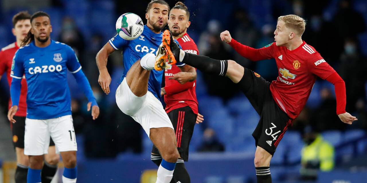 United wint met Van de Beek als linksbuiten in League Cup van Everton
