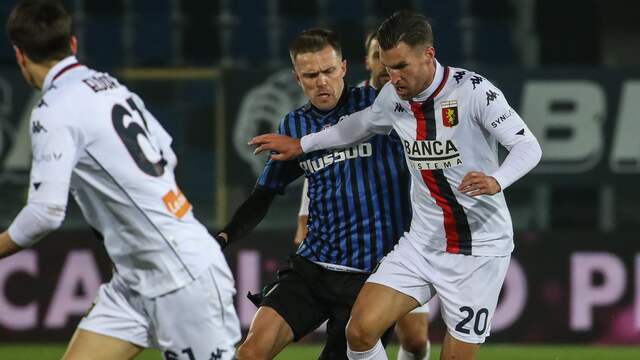 Kevin Strootman speelde bijna de hele wedstrijd mee bij Genoa.