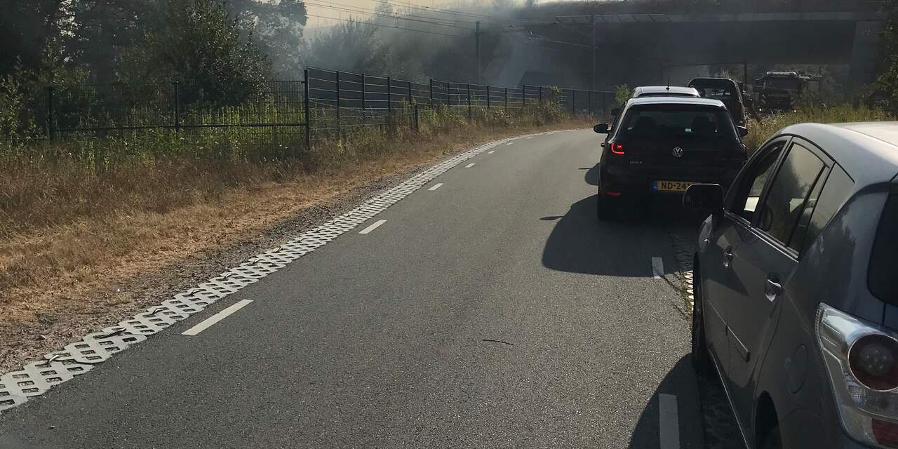 Auto- en treinverkeer tijdelijk plat door bermbrand bij A12