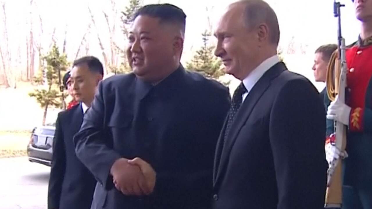 Beeld uit video: Kim Jong-un en Poetin schudden elkaar de hand in Rusland