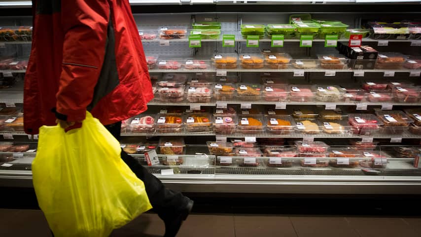 Wakker Dier ziet supermarkten steeds meer stunten met vlees