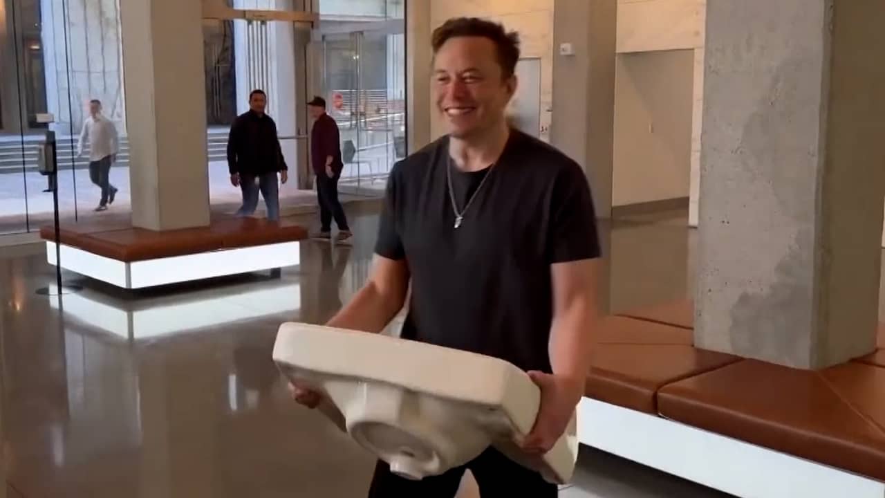 Beeld uit video: Musk loopt met gootsteen hoofdkantoor Twitter binnen