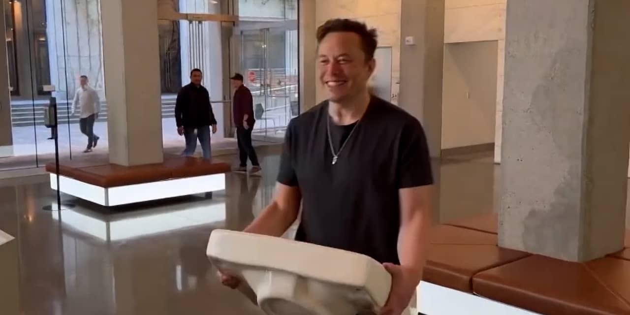 Gemist Musk loopt met gootsteen hoofdkantoor Twitter binnen Gemist Musk loopt met gootsteen hoofdkantoor Twitter binnen