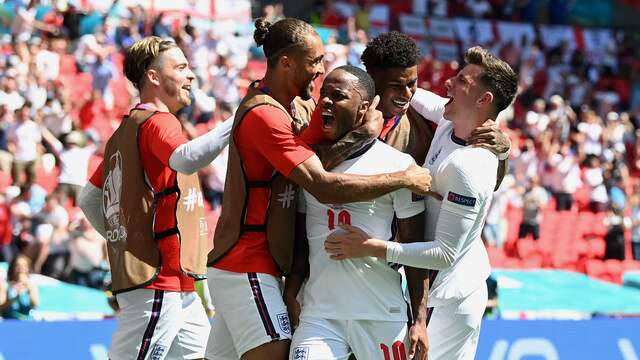 Sterling viert zijn doelpunt met zijn ploeggenoten en de 22.500 aanwezige toeschouwers op Wembley.