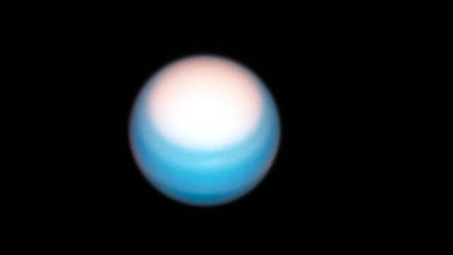 Het noordelijk halfrond van Uranus tijdens de lente. De toenemende ultraviolette straling, die door de zon wordt geabsorbeerd, lijkt ervoor te zorgen dat het poolgebied helderder van kleur wordt.