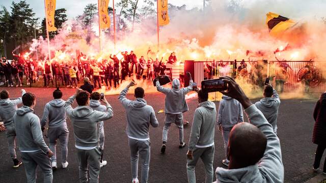 Pakweg 150 supporters waren naar trainingscomplex Papendal gekomen om de spelersbus op te wachten.