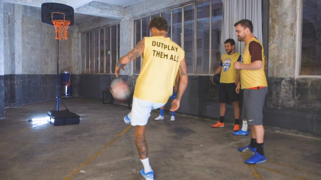 Neymar en zijn vrienden proberen ballen in basket te schieten