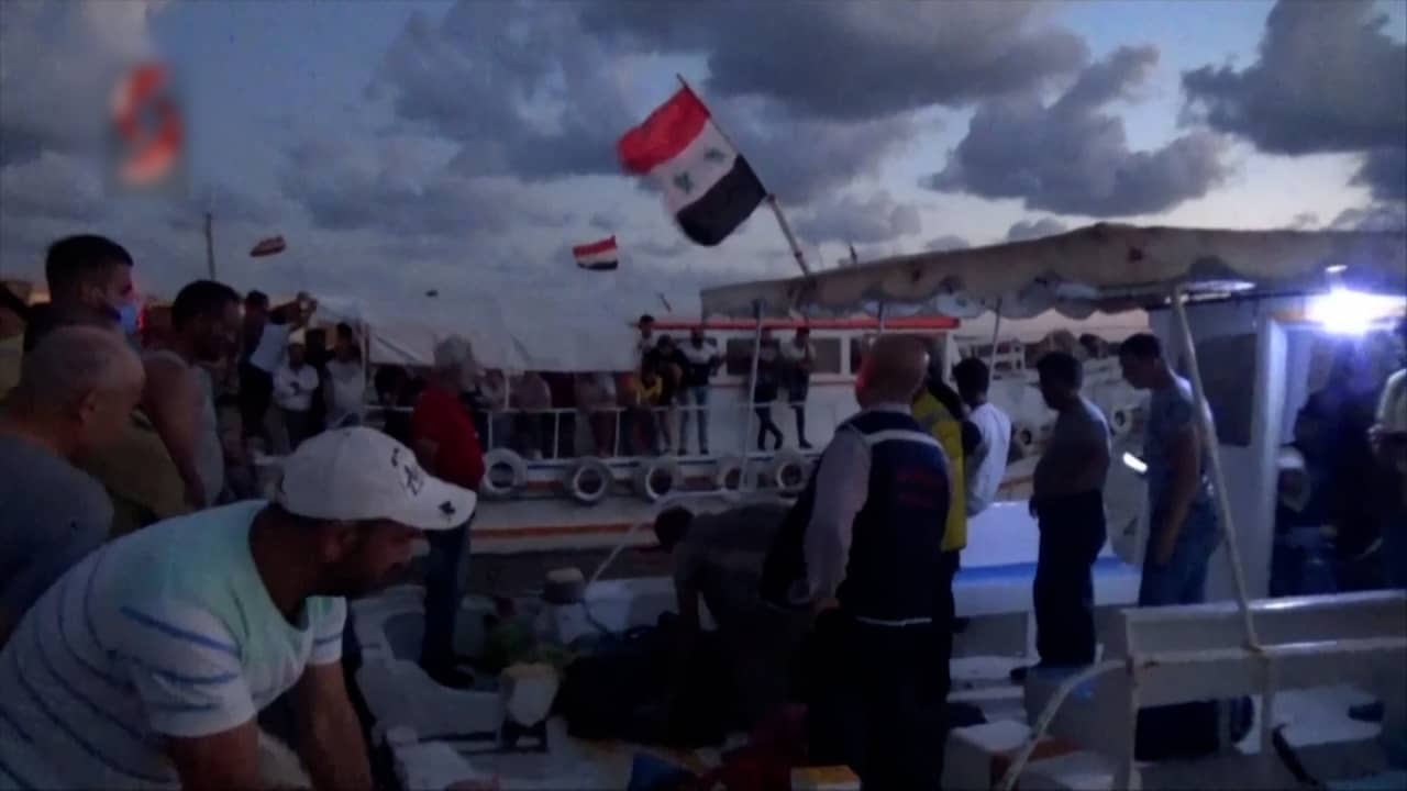 Beeld uit video: Twintig mensen gered van zinkende migrantenboot bij de Syrische kust