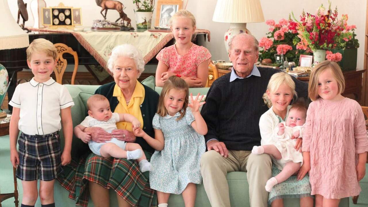 Elizabeth en Philip met zeven van hun achterkleinkinderen in 2018. De foto is genomen door hertogin Kate, de vrouw van prins William.