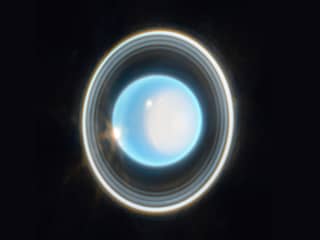 James Webb-telescoop legt planeet Uranus als om door een ringetje te halen vast