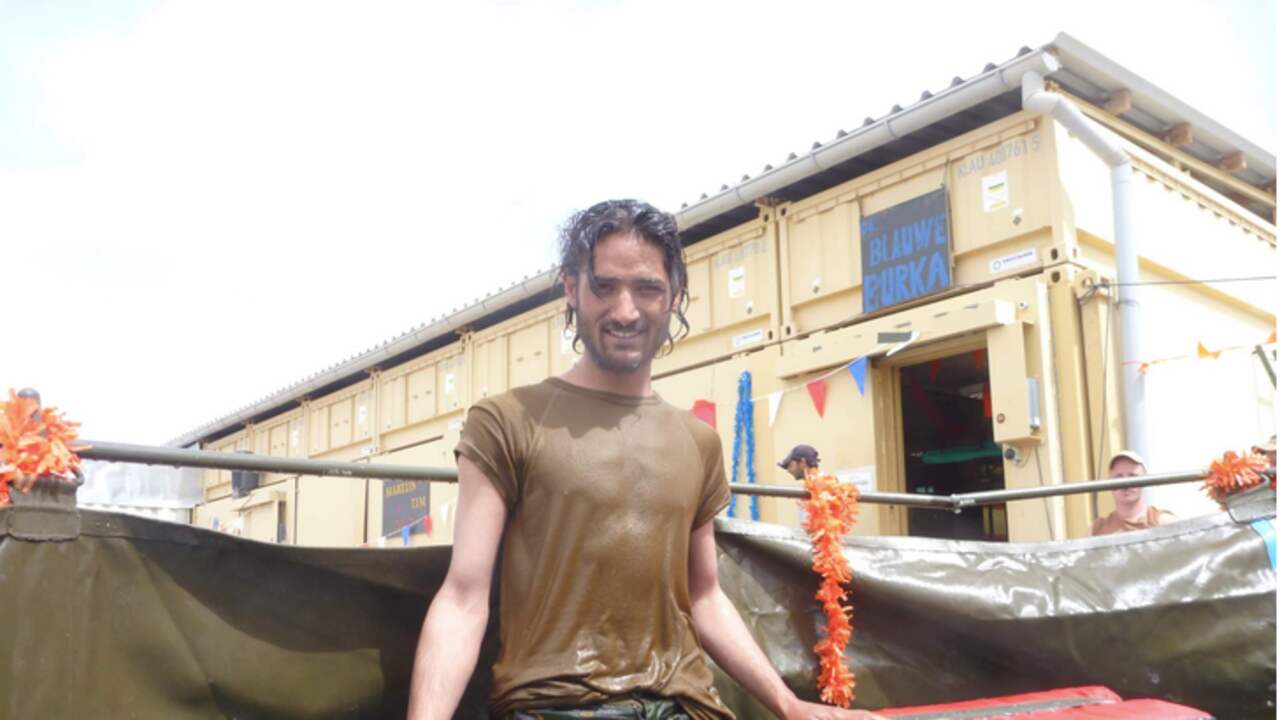 Tolk Abdul Jabar ('Snoop Dog') in het zelfgemaakte zwembad in Camp Hadrian.