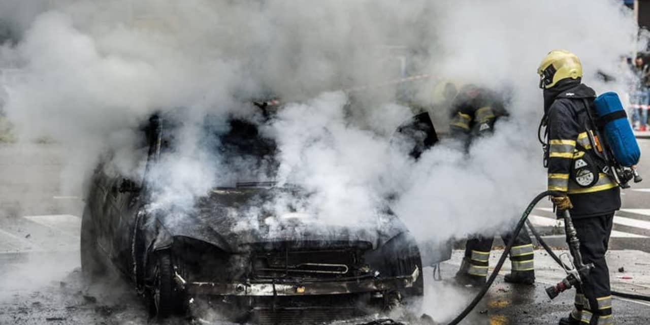 Twee auto's beschadigd door brand in Engelandlaan