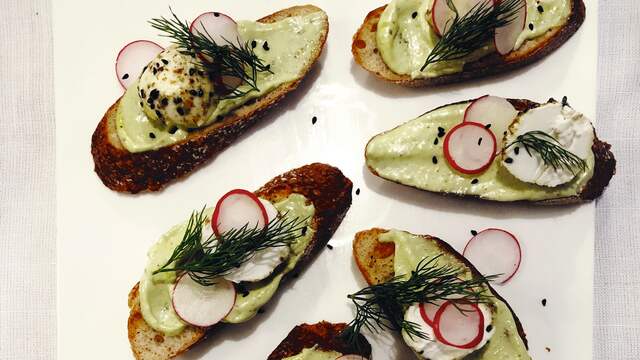 Crostini met doperwten uit Van Bovens Leftovers.