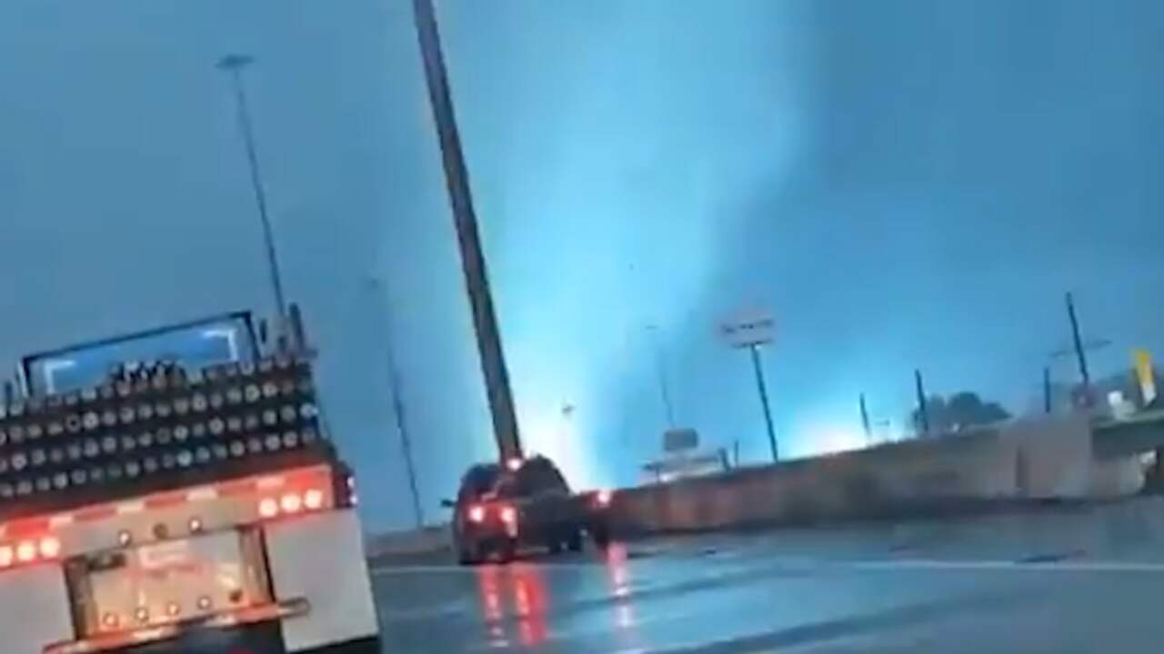 Beeld uit video: Tornado vernielt hoogspanningslijn in VS