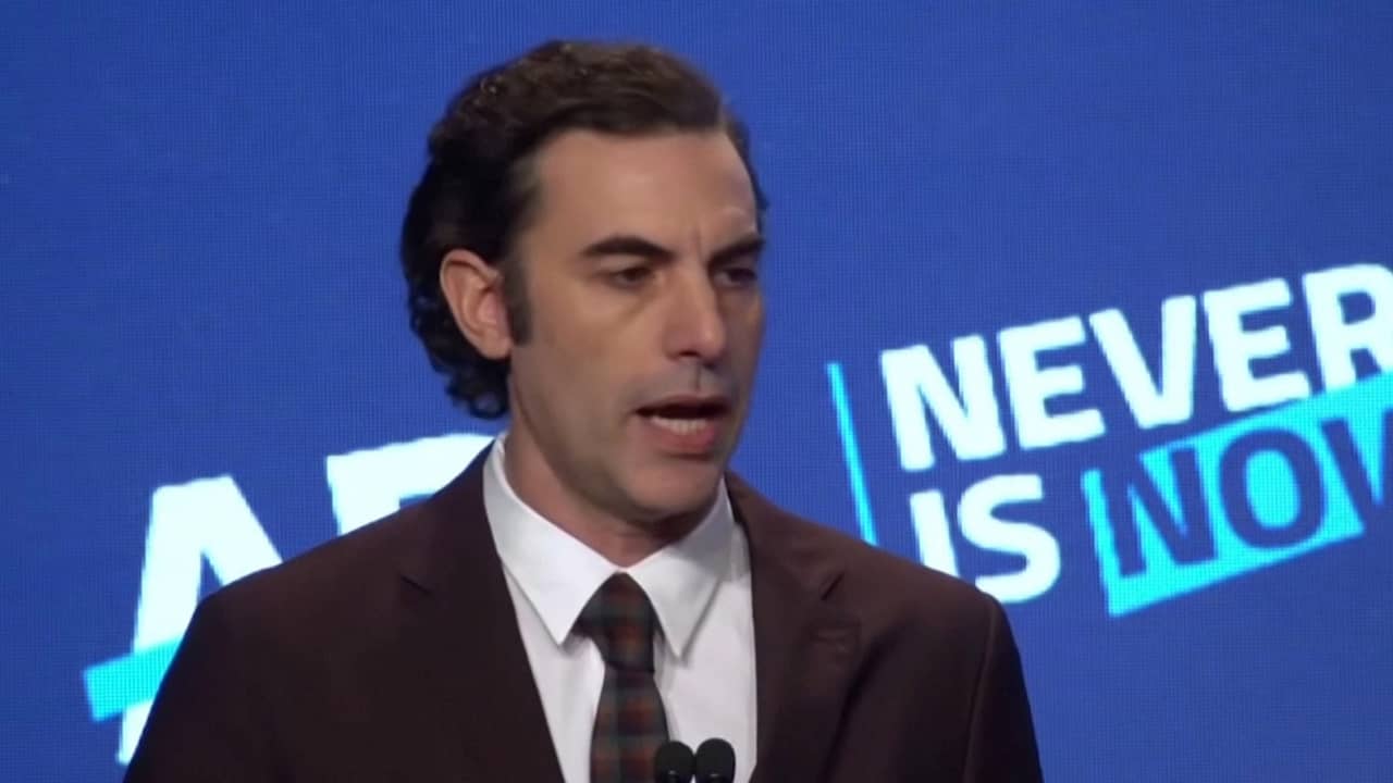 Sacha Baron Cohen hekelt techbedrijven in felle toespraak