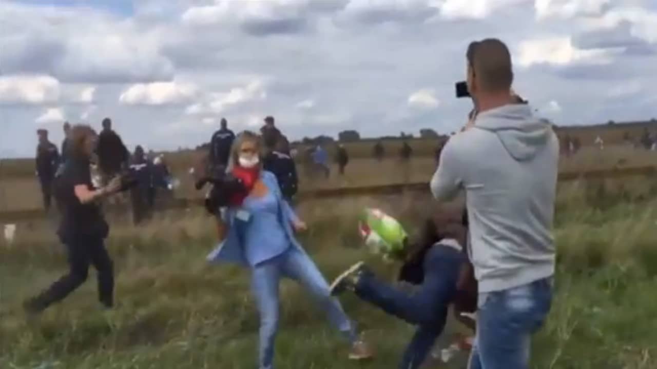 Beeld uit video: Hongaarse cameravrouw schopt vluchtelingen