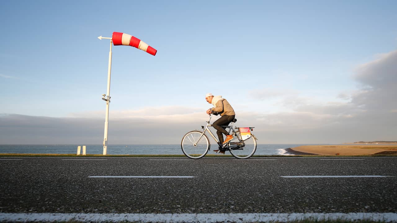 Cyclists on the Oosterscheldekering spontaneously scouted for NK Counterwind Bikes |  NOW