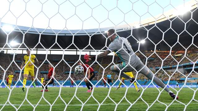 Robin Olsen hield de Spanjaarden meerdere keren van scoren af.