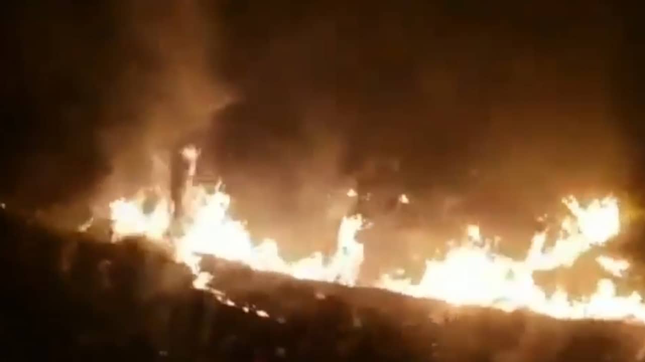Beeld uit video: Brazilianen rijden vlak langs grote brand bij Amazoneregenwoud