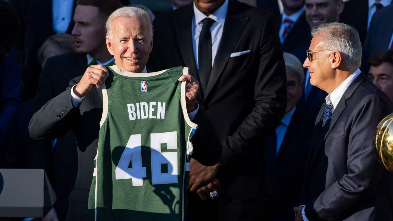 Joe Biden kreeg een shirt overhandigd met nummer 46, als 46e president van de Verenigde Staten.