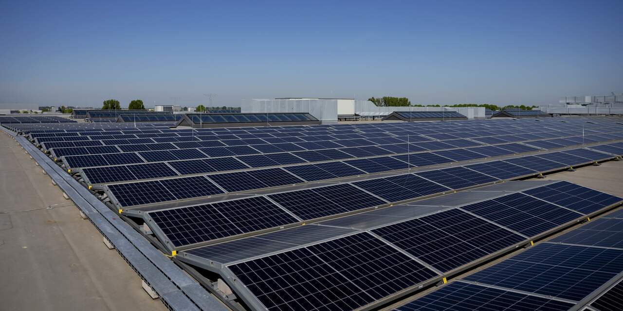 Kabinet wil vanaf 2025 verplicht zonnepanelen op grote daken nieuwe bedrijven