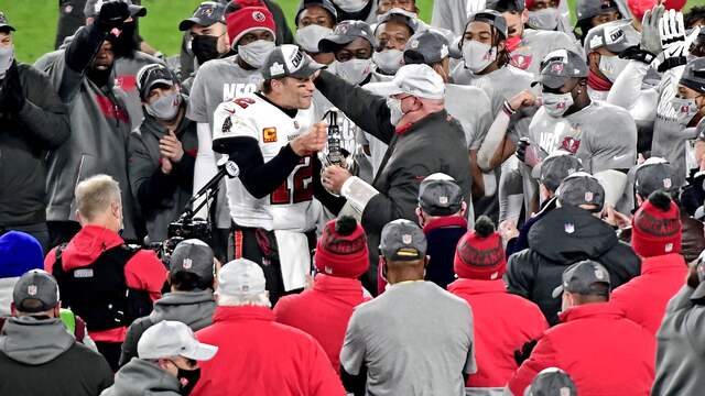 Tom Brady en coach Bruce Arians zijn het middelpunt van de feestvreugde nadat de Buccaneers de Super Bowl hebben bereikt.