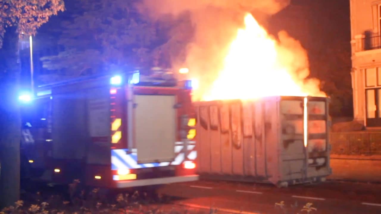 Beeld uit video: Brandweer blust meerdere brandjes in Den Haag
