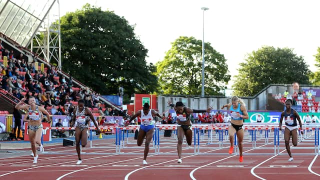 Nadine Visser (uiterst links) finishte als derde op de 100 meter horden.