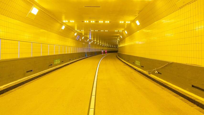 Voetgangers krijgen een leenfiets om door Maastunnel te gaan