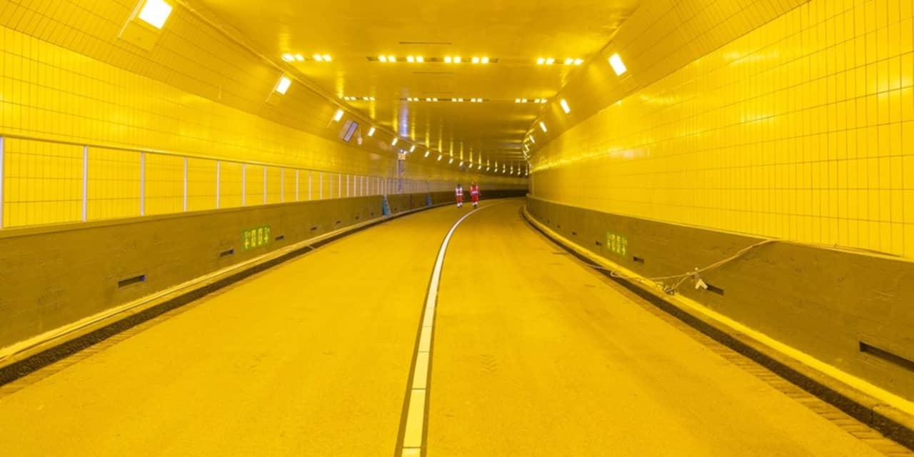 Voetgangers krijgen een leenfiets om door Maastunnel te gaan